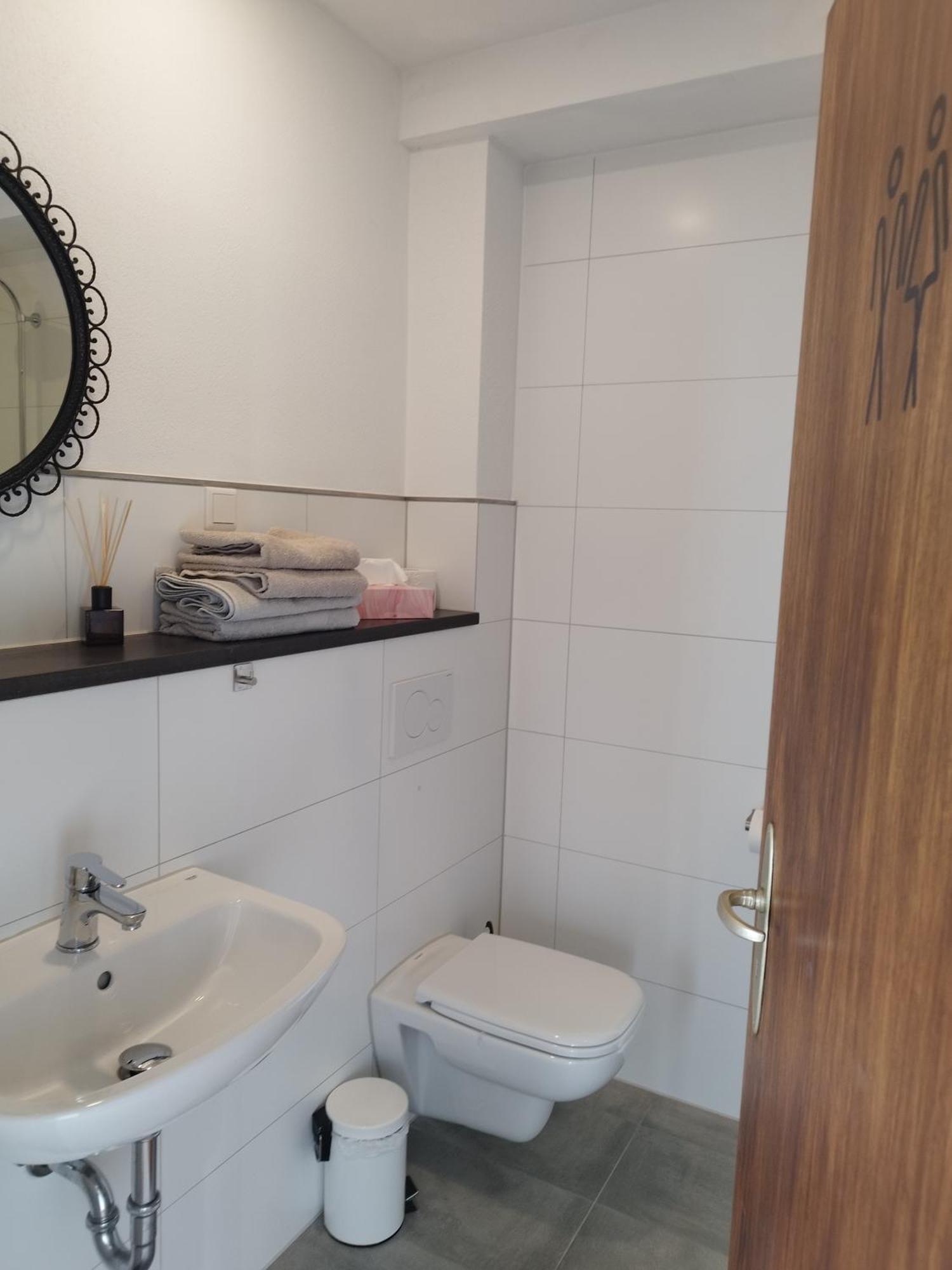 Moderne Ferienwohnung Mit Privatem Eingang - Rosa Kalletal Buitenkant foto
